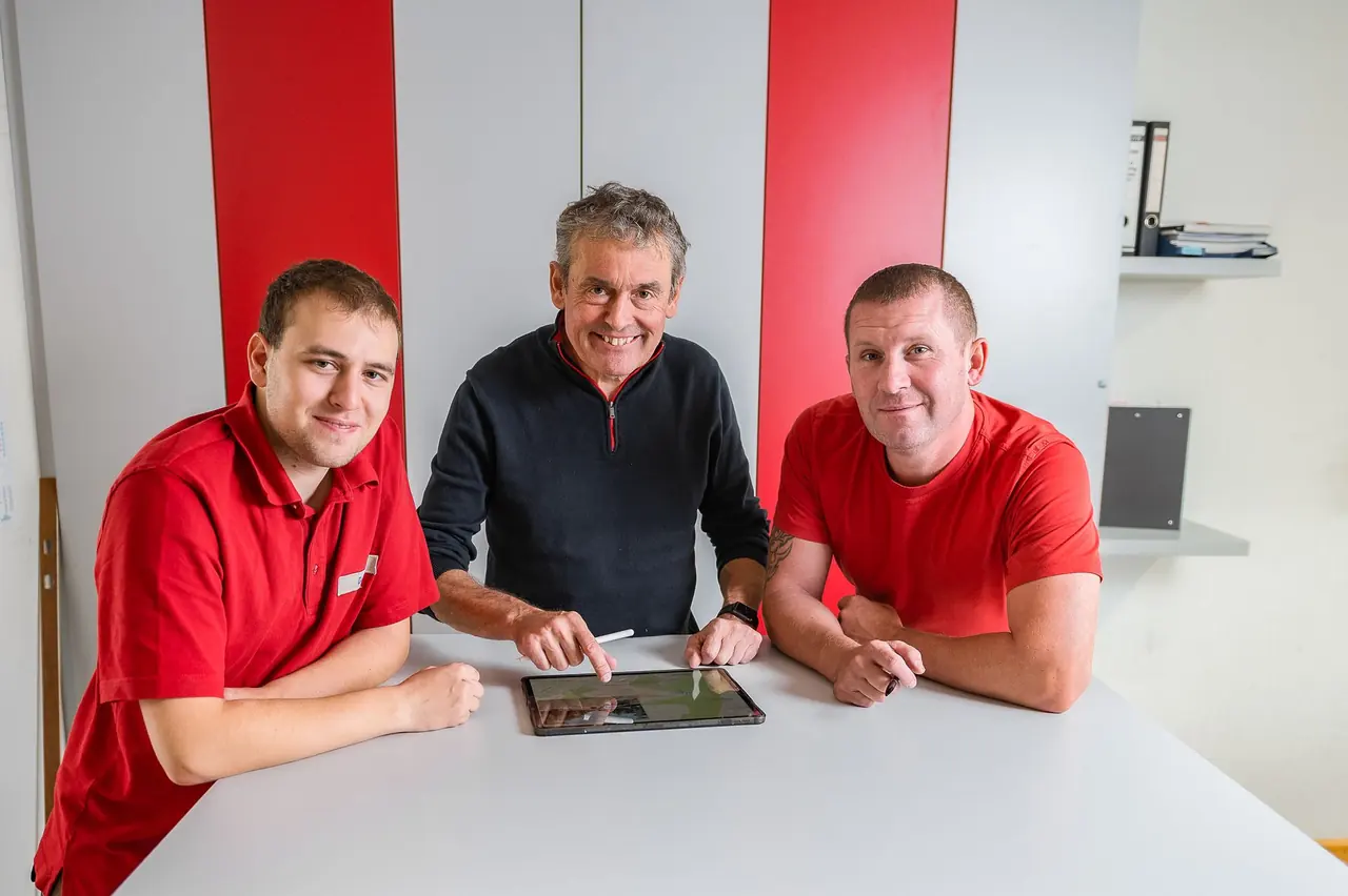 Bernd, David und Alex Feld am Besprechungstisch