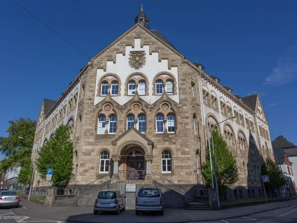 Historisches Verwaltungsgebäude mit rekonstruierten Holzfenstern
