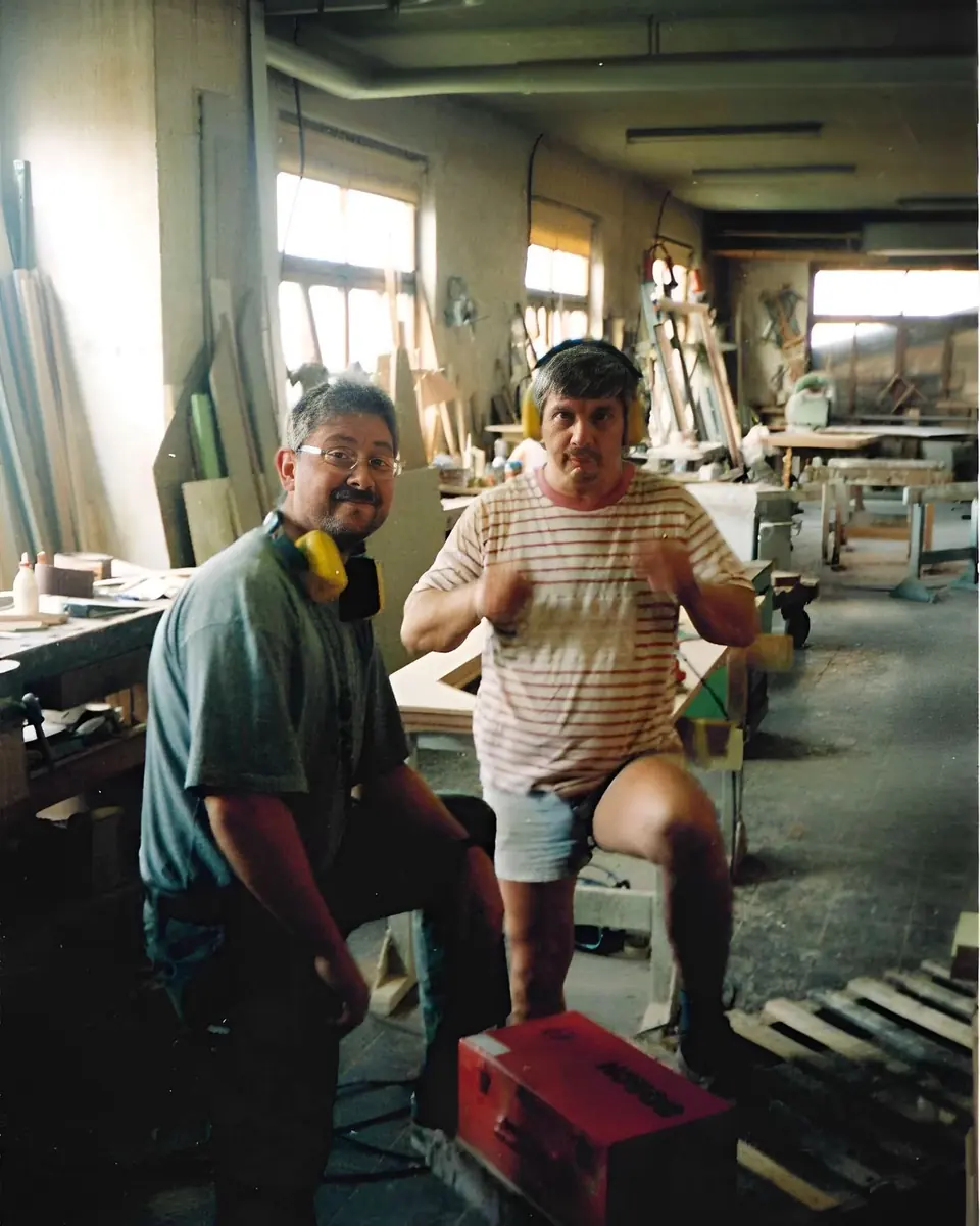 Horst Feld und ein Mitarbeiter in der historischen Werkstatt