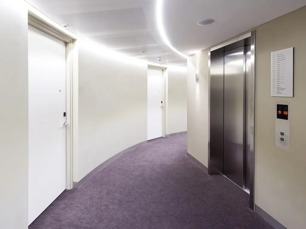 Flur mit modernen Innentüren in einem Hotel