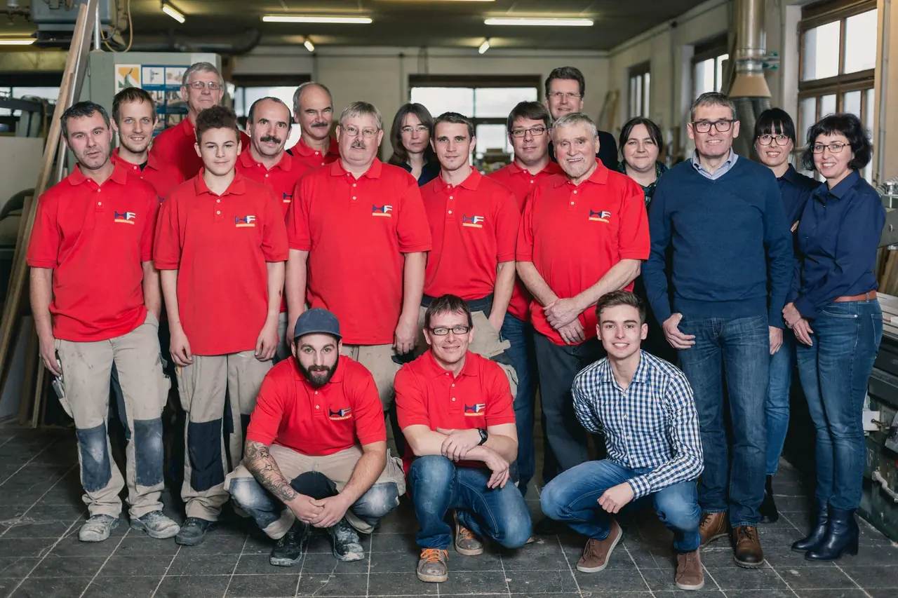 Gruppenfoto des Teams von Horst Feld e.K. in der Werkstatt